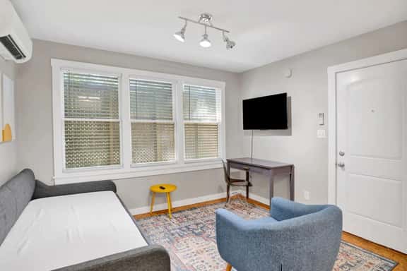 College Cottage in Springhill - Image 1