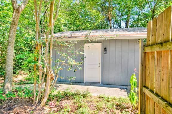 College Cottage in Springhill - Image 4